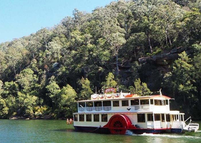 Refreshed Yulefest in the Blue Mountains.