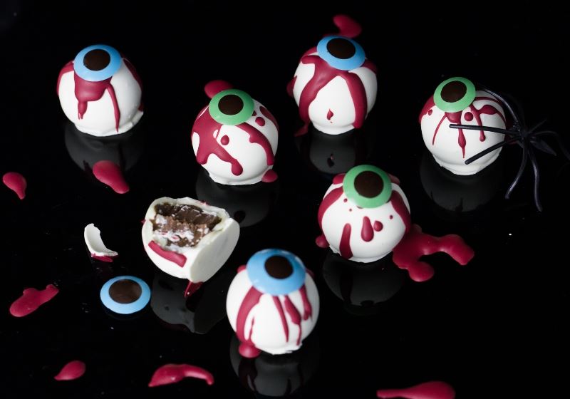 3 Easy and Spooky Halloween Treats with Kirsten Tibballs.