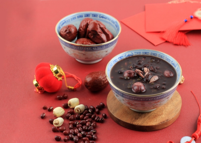 What Foods Are Eaten During the Chinese New Year Festivities?