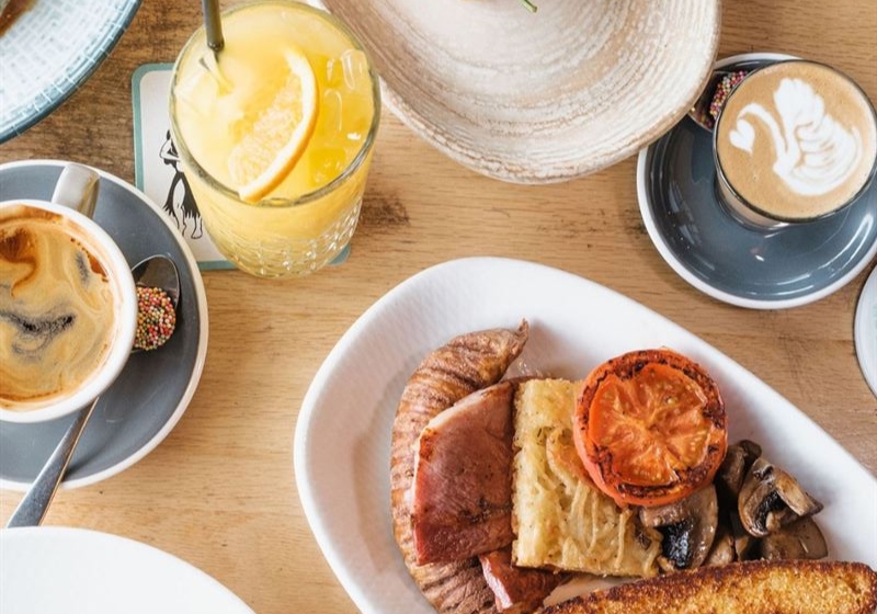 Brunch by the Waves: Coastal Cafés & Restaurants Worth Waking Up For