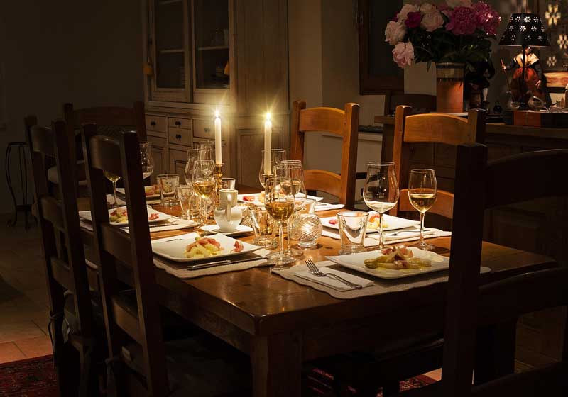 The Communal Table – The Rise of Communal Dining and Dining with Strangers