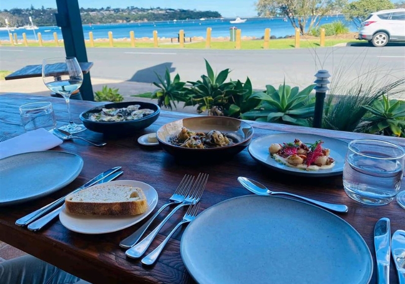 Savouring Serenity: Dining Rooms with Water Views and Easy Elegance