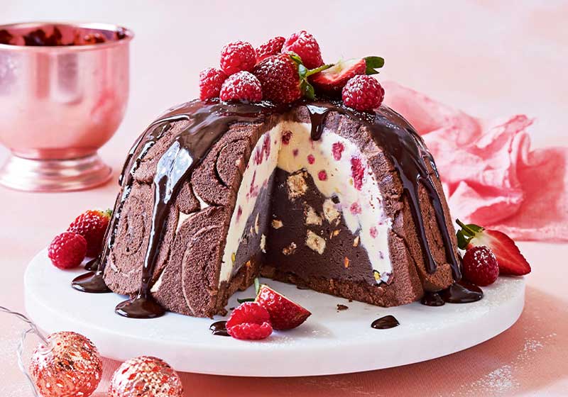 5 Festive Twists on the Classic Christmas Trifle – From Boozy Layers to Golden Fruit Glory