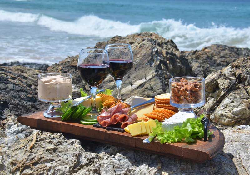 Designer Eskies & Aperitivo at the Beach: The Rise of the Stylish Christmas Picnic