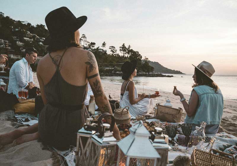 Designer Eskies & Aperitivo at the Beach: The Rise of the Stylish Christmas Picnic