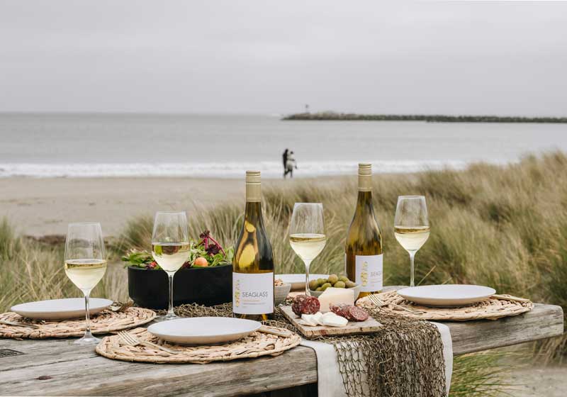 Designer Eskies & Aperitivo at the Beach: The Rise of the Stylish Christmas Picnic