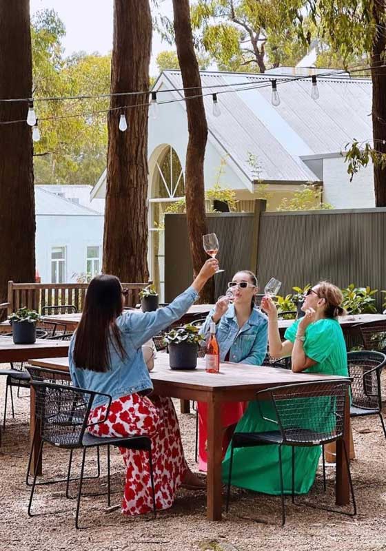 Australia’s Best Alfresco Dining Spots: Beachfront, Vineyard & Lakeside Long Lunches