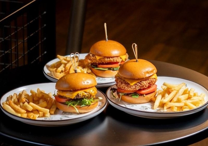 Dining Spots That Set the Benchmark