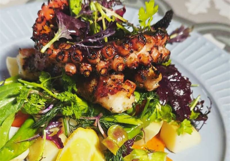 Gather Around: Five Fantastic Venues for Catching Up with Friends Over Great Food