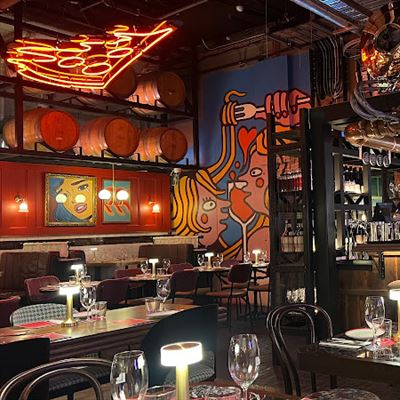 Louey's Bar & Kitchen at Hotel Esplanade