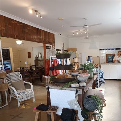 Kopasz & Curly Cafe, Bistro 4184 and Smokehouse