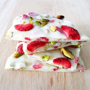 Strawberry & Pistachio Yoghurt Bark