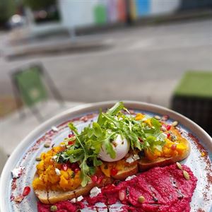 A vibrant veggie-packed brunch delight