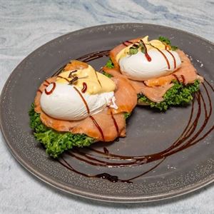 EGGS BENEDICT WITH SALMON