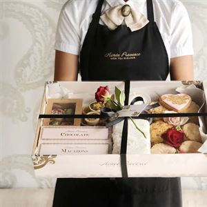 Celebrate in Style with a Luxurious High Tea Hamper! 