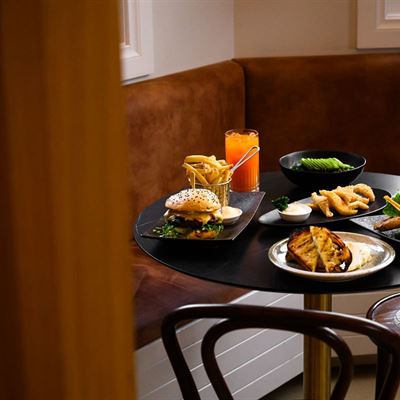 Tides Cafe, Bar and Restaurant