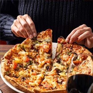 Gourmet Pizza Creations at Rowanos