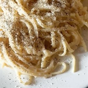 Cacio e Pepe, Straight From The Cheese Wheel!