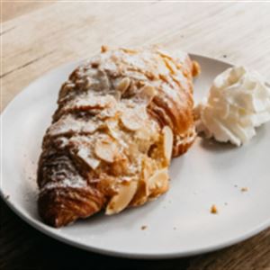 Almond croissant + fresh cream
