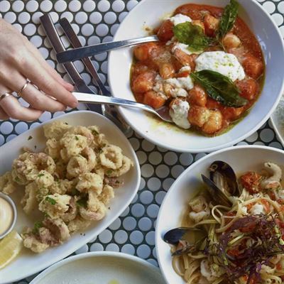 Manolas Deli Bar Bistro