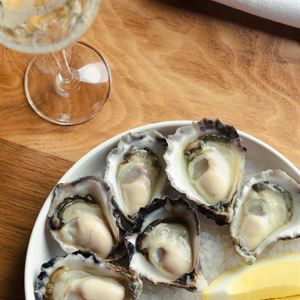 Oyster and Sparkling wine golden hours