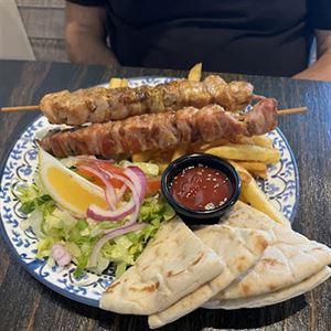 Greek Street Food & Bar Dining At Thelo Gyros & Bar