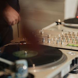 VINO & VINYL