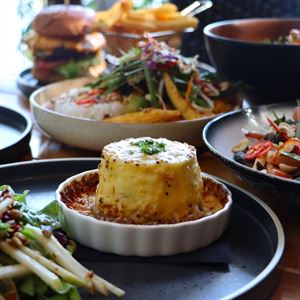Seasonal Dining by the Lake